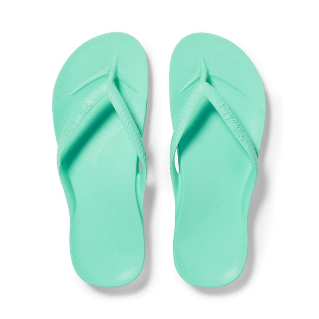 The Archies Footwear Arch Support Jandal Mint flip-flop in soft green has a comfy sole, roomy foot straps, and supportive arches. ksnz