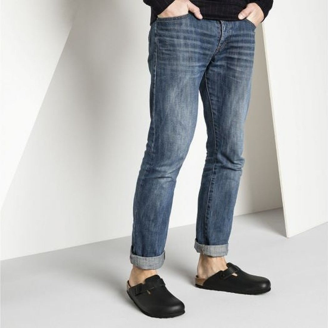 A picture of a man in blue jeans and a black knitted top weariing the Birkenstock boston smooth leather black mule clogs.,
4013871025191,4013871017615,4013871019862,4013871020868,4013871024217,4013871029960,4013871030577,4013871041115,4013871042518,401387