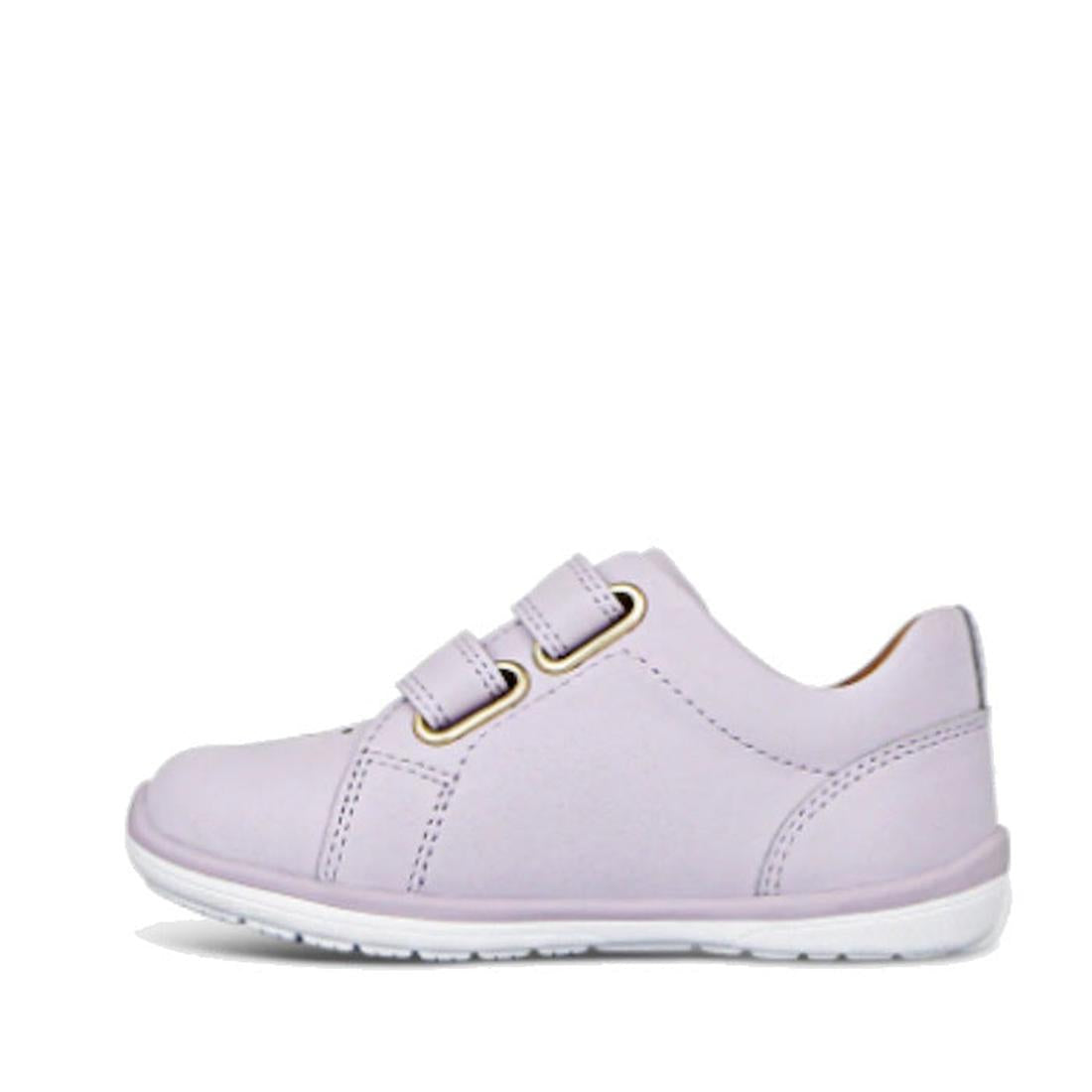 The Clarks Toddlers Macy Lilac Leather Trainer is a light purple leather sneaker for girls with two hook-and-loop straps, white stitching, and a white rubber sole, shown side view on a plain white background. Ideal for comfortable kids’ footwear., 9336078