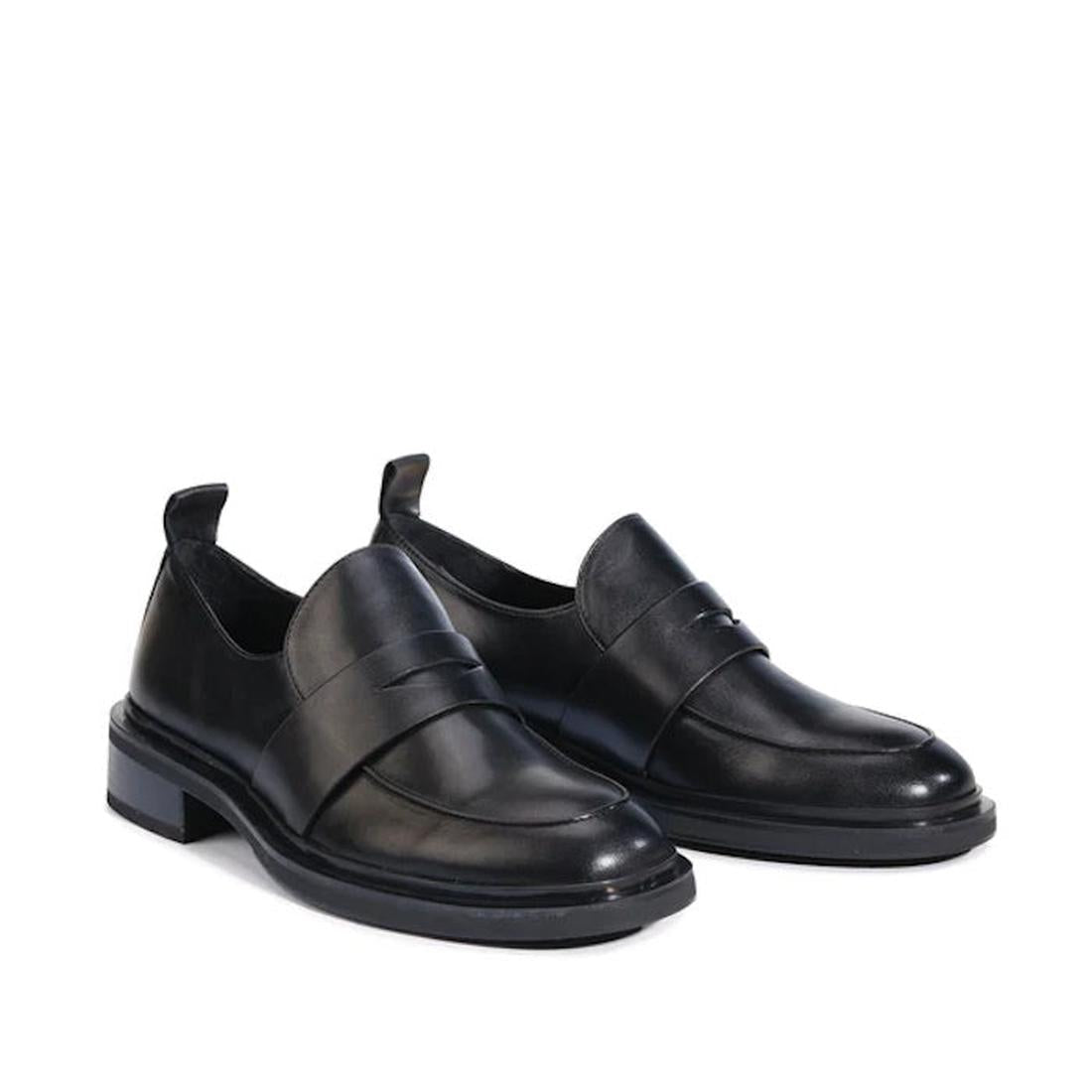 EOS Coia Black Leather Loafer—classic slip-on comfort with secure strap and sturdy low heel, set against a white background.  ksnz, 9321191190532, 9321191190549, 9321191190556, 9321191190563, 9321191190570