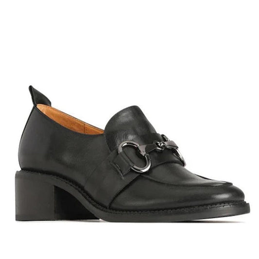 EOS Keily Black Leather Heeled Loafer is a comfy, stylish kids’ shoe with a secure slip-on fit, sturdy sole, and smart chain accent.  ksnz