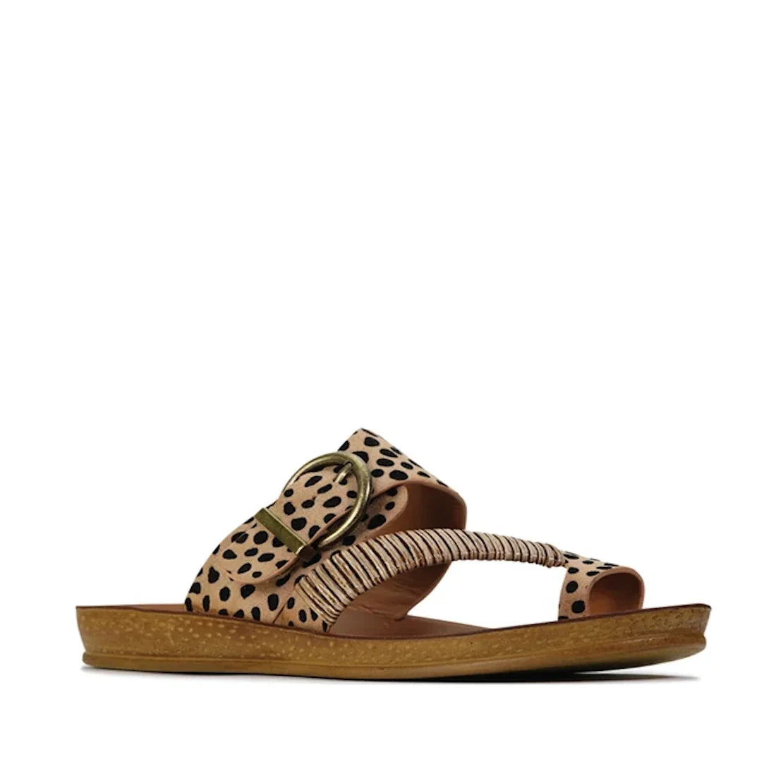 The Los Carbos Bria Cheetah Beige Black Light Flexible Sandal Jandal showcases a tan sole, a wide beige strap with bold black cheetah spots, an oversized metal buckle, and a twisted detail across the foot. Ideal for warm weather, this flat and open-toed s