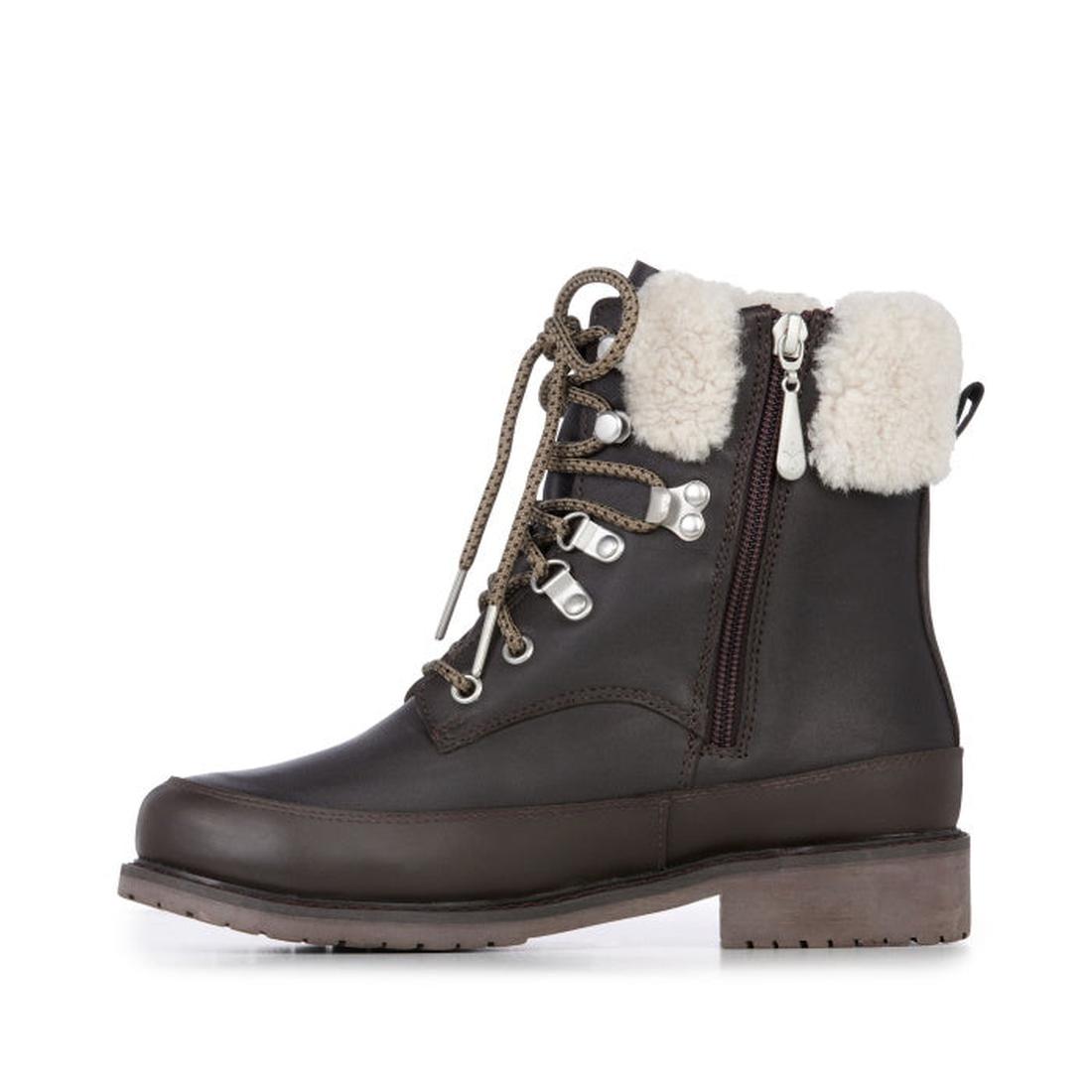 EMU NZ Girls Okab Brown Leather Waterproof Boot has cozy Merino wool lining, easy zipper, sturdy sole, and cute faux fur trim.  ksnz
