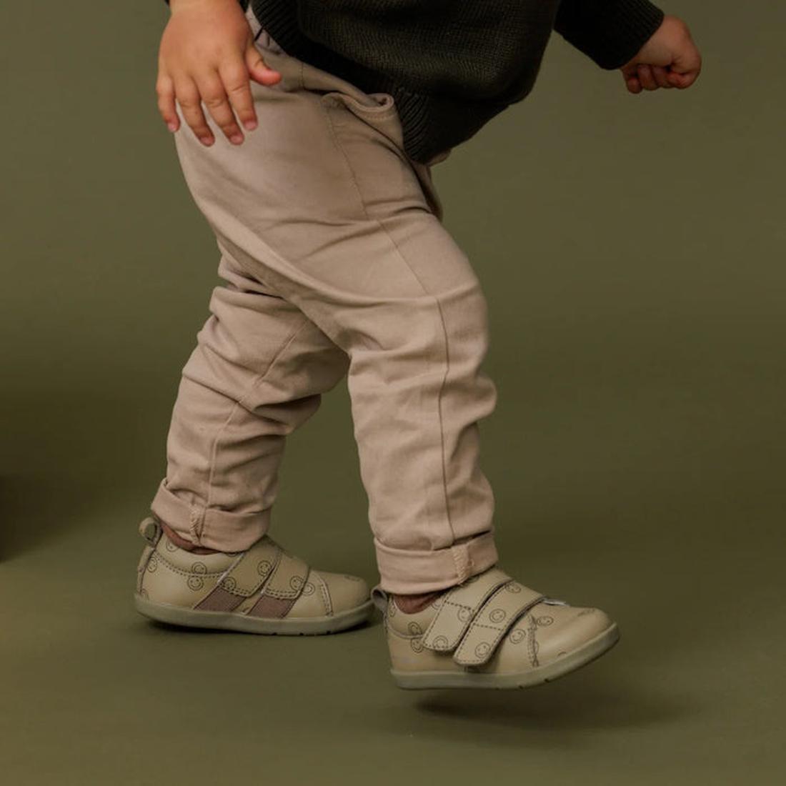 Child wearing beige pants and shoes on a green background.,
9420075347779,
9420075347762,, 9420075347779, 9420075347762, 46557