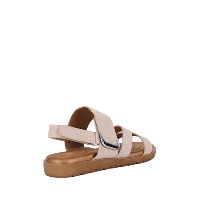 Introducing the Soultbush Flinders Beige Women’s Sandal with Back Strap, featuring a low, flat brown sole and wide straps accented by a metallic buckle detail on the side. Designed for comfort and convenience, it includes an adjustable Velcro strap for a 