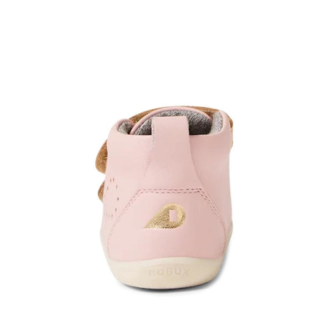 The Bobux Step Up SU Hi Court Boot Ballet Pink 750818 is a pink kids’ leather sneaker seen from the back, featuring a gold logo on the heel and a cream-colored sole embossed with the BOBUX brand name., 42959, 9420068540583, 9420068540590, 9420068540606