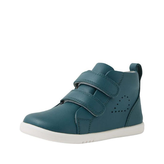 The Bobux IW Iwalk Grass Court Hi Leather Boot in Mediterrainean Green is a kids’ leather sneaker with adjustable Velcro straps, perforated side design, white sole, and back pull tab, shown on a white background.