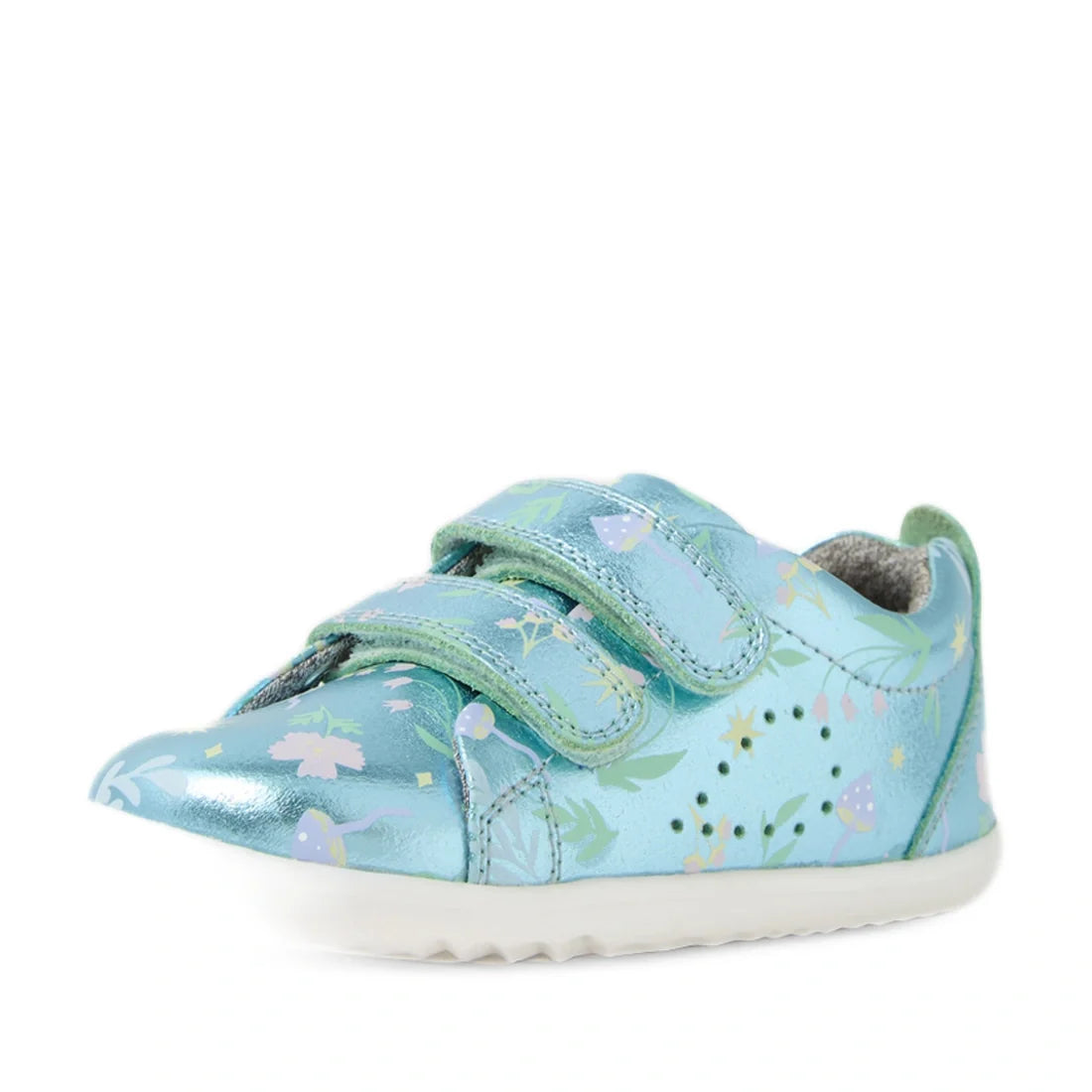 The Bobux Step Up Grass Court Trainer Jelly Mint Metallic Blue is a small, stylish children’s shoe inspired by the classic Grass Court sneakers. It features playful floral patterns, two Velcro straps for easy fastening, perforated side details, and a cris
