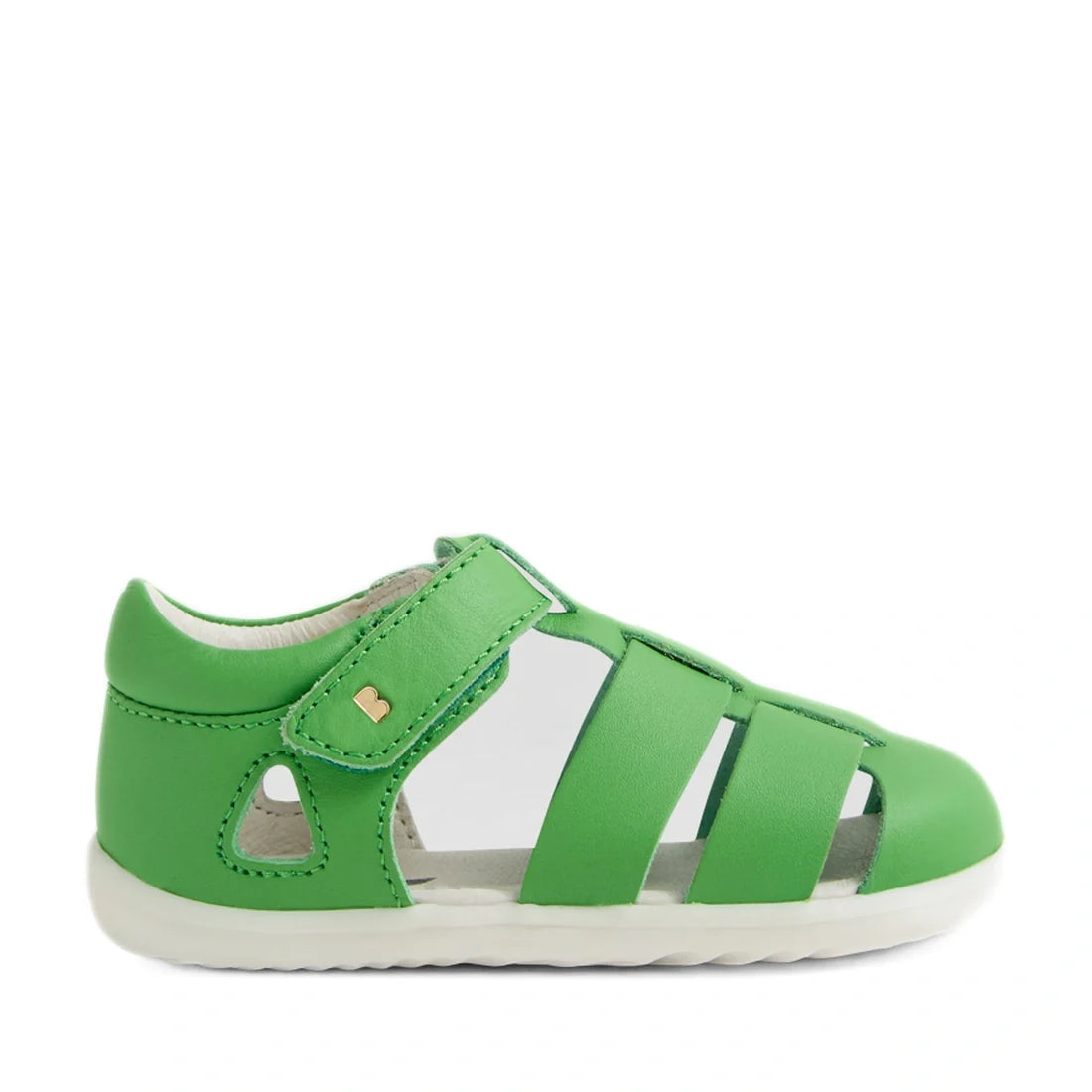 Here’s your rewritten sentence using the product data: The Bobux Step Up SU Toddlers Tidal Retro Green Closed Toe Sandal is a water-friendly leather sandal for toddlers, featuring a closed heel and toe, Velcro strap, open sides, and a white rubber sole. I