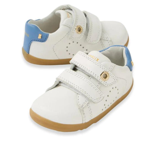 The Bobux SU Step Up Maverick Leather Toddlers Sneaker in White Coronet Blue features gum soles, blue heel accents, perforated sides for breathability, and double Velcro straps—ideal as first walker shoes for toddlers.