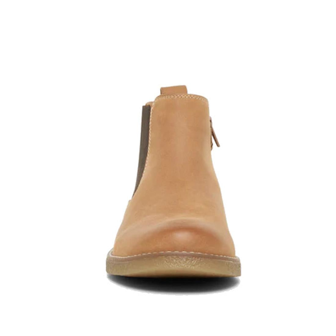 Front view of the Clarks Kids Chelsea II Youths Leather Boot in Tan Waxy Leather, featuring a genuine leather upper, rounded toe, brown elastic side panel, and a flat textured sole against a plain white background., 9336078265111, 9336078265135, 933607826