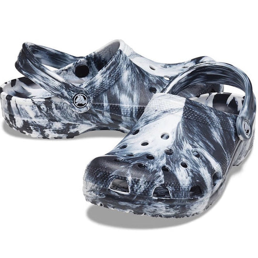Crocs Classic Marbled Clog for adults in black and white, with airy holes, cushy sole, and secure pivot strap—great everyday comfort.  ksnz