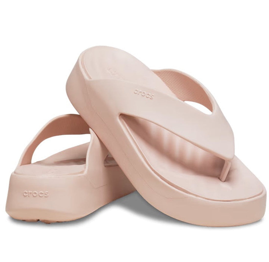 Crocs Womens Getaway PLATFORM Flip Sandal in Quartz Pink, with comfy thick soles and secure wide straps—perfect for family outings.  ksnz