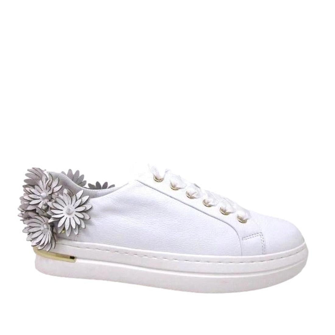 Django & Juliette Westlee White Women's Sneaker has comfy white soles, easy laces, and sweet daisy flower details at the heel.  ksnz