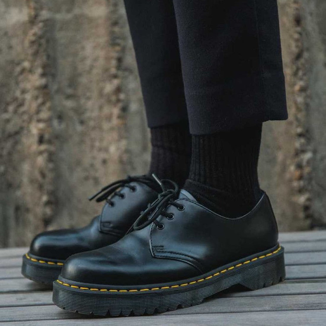 1 pair of plaform black leather shoes with 3 eyelets on feet,
883985883604,
883985883611,
883985883628,
883985883635,
883985883642,
883985883659,
883985883666,
883985883673,
883985883680,
883985883697,
883985883703,
883985883710,
883985883727,
88398588373