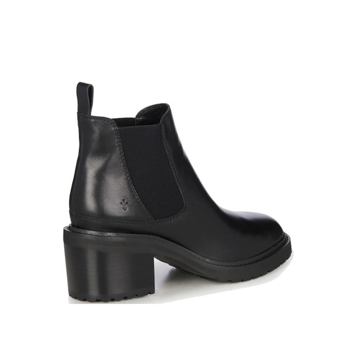 A heel shot of the waterproof chelsea boot EMU Clara pull on with elastic gussest showing the heel pull on tab and embossed EMU logo on the heel.,
9330071927755,
9330071927762,
9330071927779,
9330071927786,, 44280, 9330071927755, 9330071927762, 9330071927