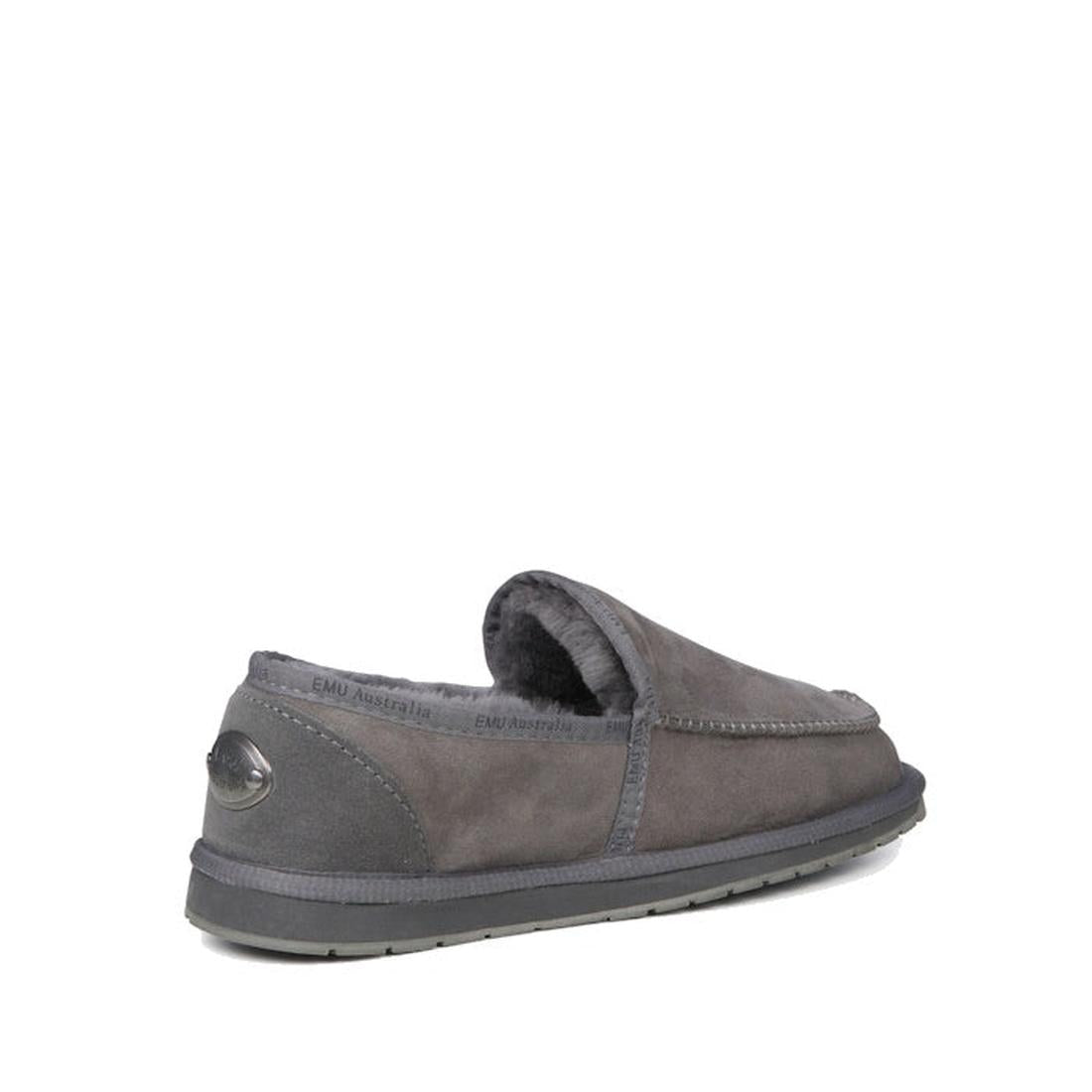 heel view of teh mens Hume EMU grey sheepskin moccasin style slipper showing the metal premium lEMU logo plate on the heel.,
9330071942635,
9330071942642,
9330071942659,
9330071942666,, 44267, 9330071942635, 9330071942642, 9330071942659, 9330071942666, 44