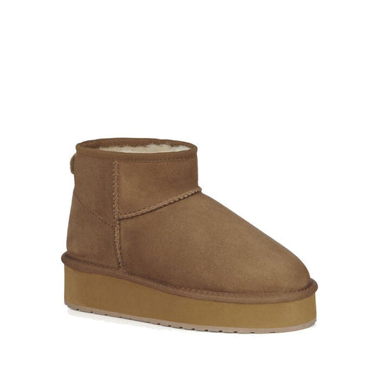 EMU NZ Stinger Micro Platform Boot in Chestnut, a cozy brown suede kids’ boot with chunky sole, fleece lining, and easy slip-on style.  ksnz