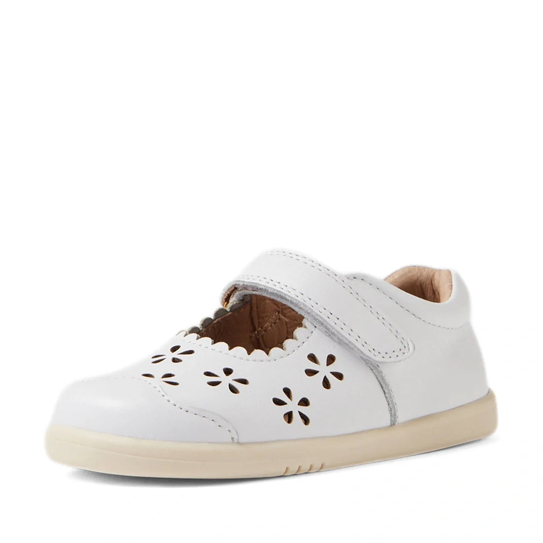 The Bobux IW Iwalk Toddlers Heather White Leather Mary Jane is a timeless white leather shoe designed for toddlers. This charming girls’ Mary Jane features a convenient velcro strap and delicate flower-shaped cutouts on the upper. With its scalloped edge 