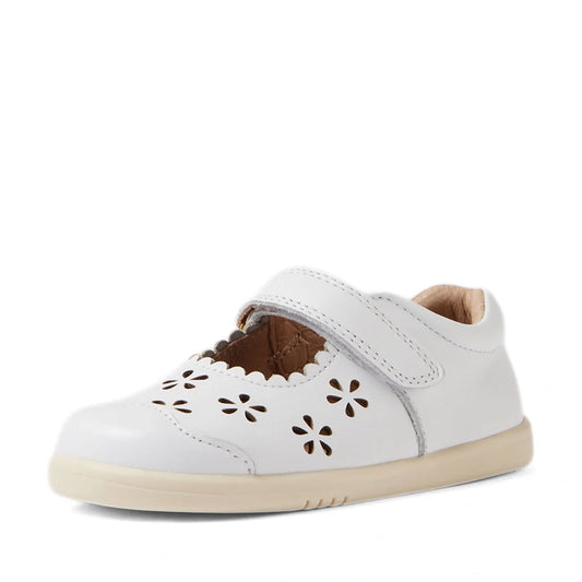 The Bobux IW Iwalk Toddlers Heather White Leather Mary Jane is a timeless white leather shoe designed for toddlers. This charming girls’ Mary Jane features a convenient velcro strap and delicate flower-shaped cutouts on the upper. With its scalloped edge 