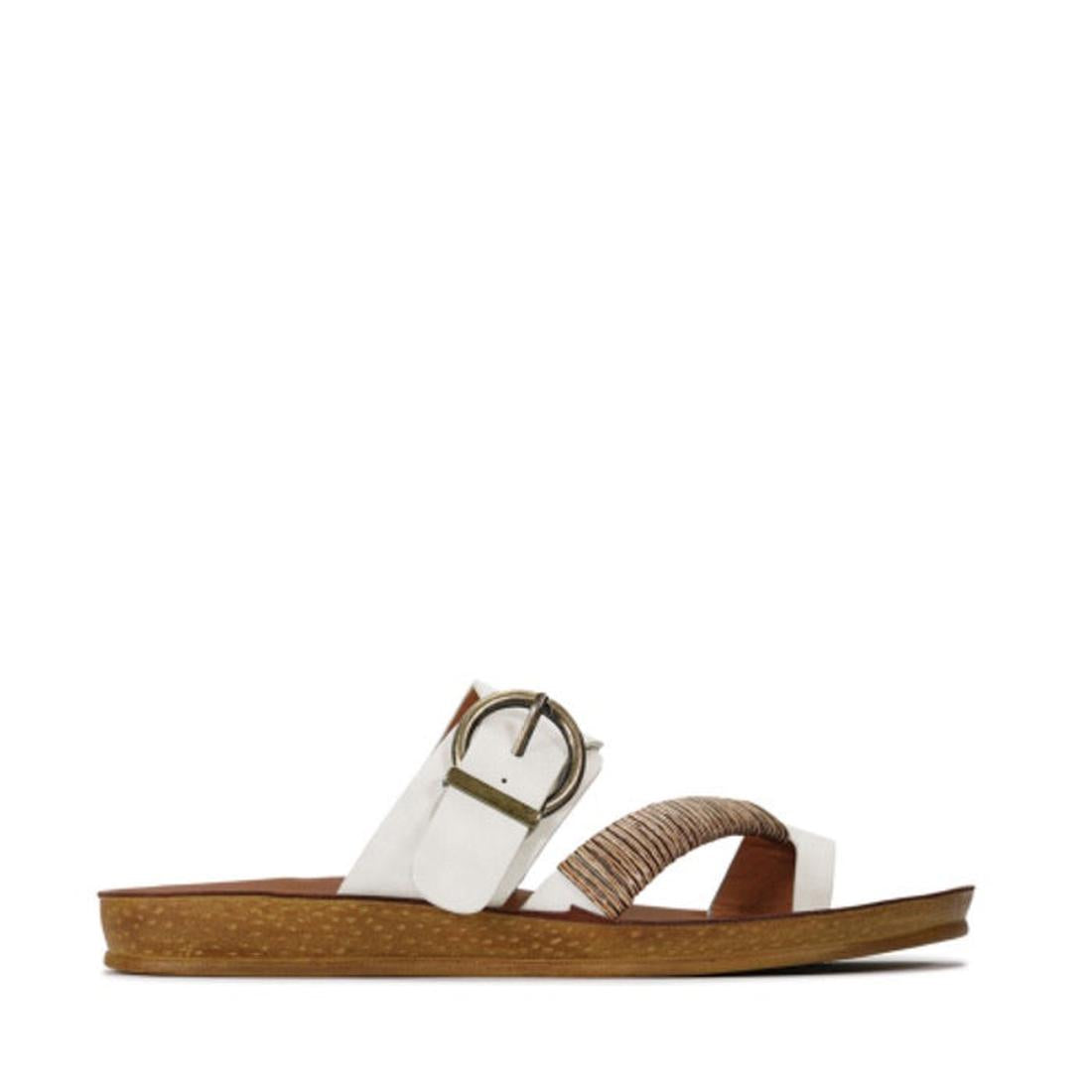 The Los Carbos Bria Off-White Light Flexible Sandal Jandal features a thick strap with a round metallic buckle and a slender decorative strap across the toes, paired with a contrasting brown sole. Perfect for summer, this women’s sandal combines comfort a