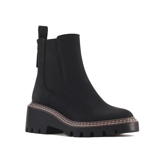 The Los Cabos Viana Women's Chelsea Black Boot PU features a chunky lug sole, side elastic panels, back pull tab, and contrast stitching along the sole, shown on a white background.