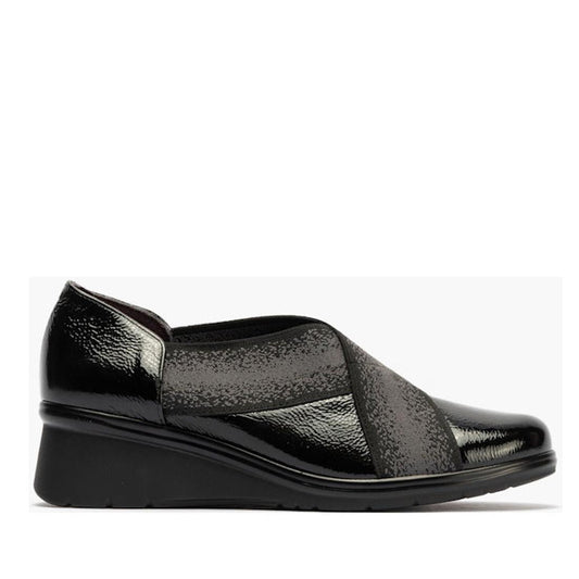 A Pitillos black patent leather shoe with elastic over the top of the foot and a wedge heel.