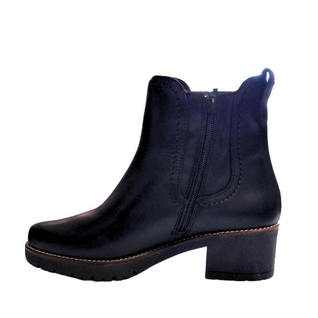 inside foot view showing zip of Pitillos 20022 leather black womens ankle boot with black stacked heel and sole.,
9905007878915,
9905007876782,
9905007876379,
9905006037764,
9905006036644,